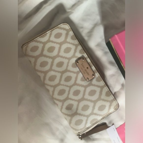 Kate Spade wallet - Picture 3 of 8